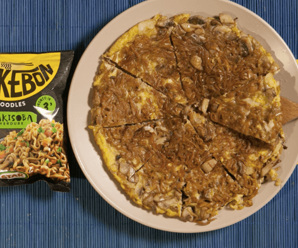 Frittata di soba noodles con verdure e funghi