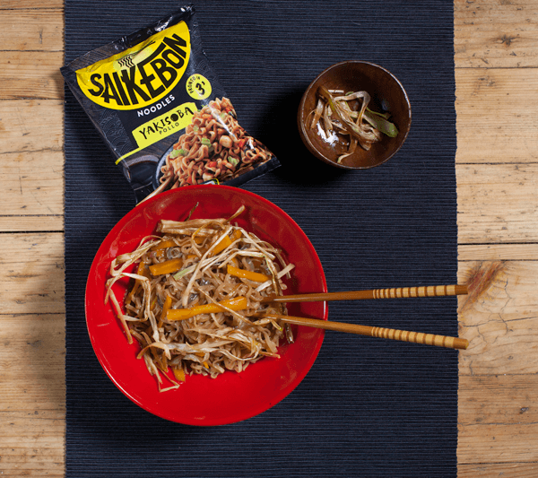 Noodles con germogli di soia e porri croccanti